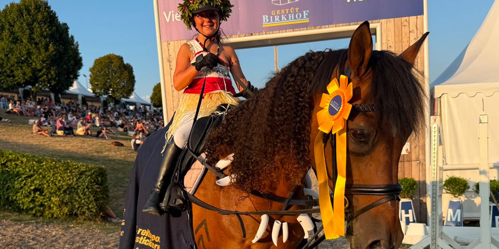 Pferd mit Siegerkranz beim Birkhof-Dressurfestival 2026